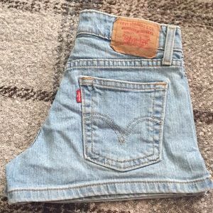 Light wash low rise stretch Levi jean shorts